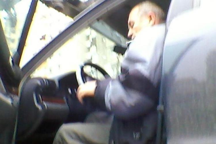Un clujean de 60 de ani s-a ”baricadat” în mașina ridicată de RADP. Poliția locală a chemat Poliția, de frica bătrânului  - FOTO