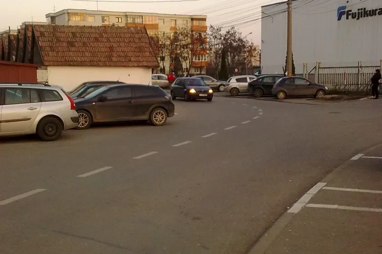 Parcări în lanț PE STRADĂ în Mărăști: Ocupă toată banda FOTO