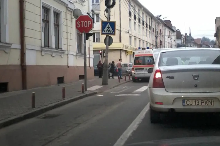 Accident în Piața Lucian Blaga colț cu Napoca. A intrat cu mașina în clădirea Băncii Transilvania - FOTO