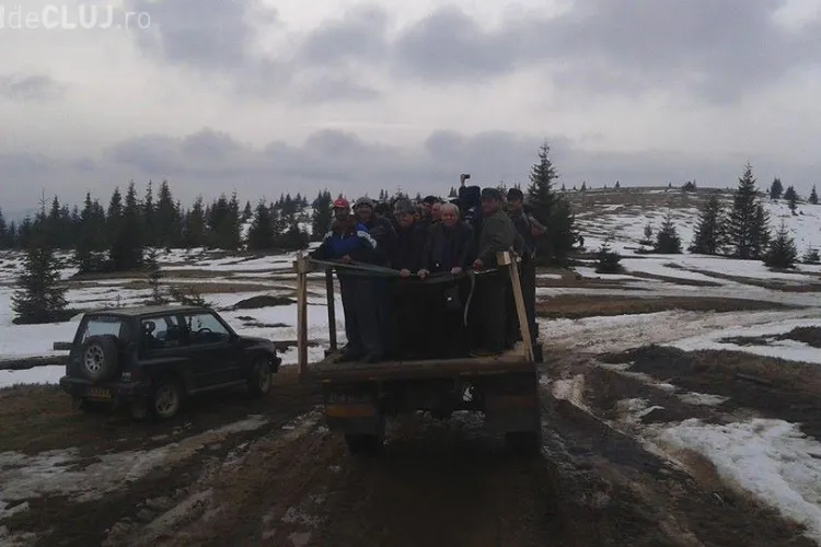 La parastasul lui Adrian Iovan localnicii au făcut bani din transportul participanților