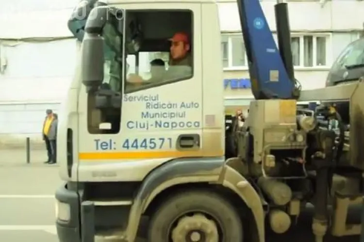 Au ridicat o mașină în centrul Clujului și au lăsat o stradă fără fibră optică - VIDEO