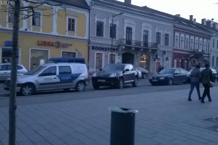 Senatorul Alin Tișe și-a parcat SUV -ul Porsche jumătate pe stradă - FOTO