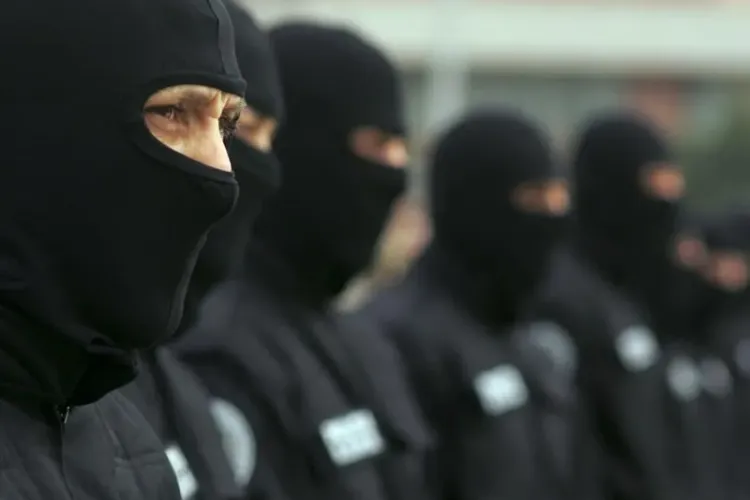 Răpire ca în filme la Cluj-Napoca. Polițiștii au spart apartamentul unui bărbat care își sechestrase copilul de 2 ani