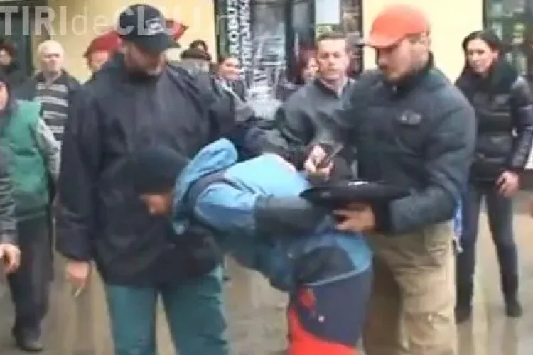 A tâlhărit o clujeancă în Zorilor, pe Gheorghe Dima! Fata l-a urmărit, iar trecătorii l-au CULCAT la PĂMÂNT