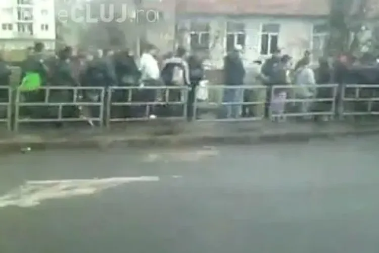 Coadă ”INTERMINABILĂ” pentru ajutoarele alimentare la Cluj: Oamenii au venit de la 5 dimineața VIDEO