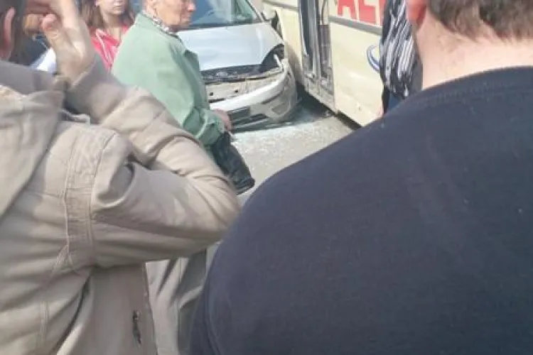 Accident în Turda! Un șofer a intrat în autobuzul care transporta elevi