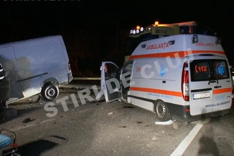 Ambulanță din Cluj făcută PRAF de o autospecială! Asistenta este rănită GRAV