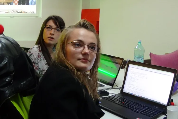 Liceul Racoviță are o aplicație UNICĂ făcută de 4 studenți din Cluj, prin care părinții află notele și absențele copiilor - VIDEO 