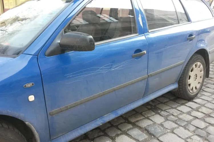 A parcat așa în Piața Muzeului și s-a ales cu o ”cheie” pe portieră - FOTO