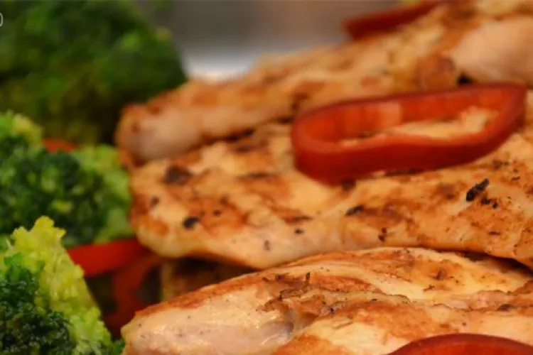 Cantina Săracilor Cluj a primit carne de pui de la Michelangelo: ”Marfa era adusă din Brazilia și am ANULAT CONTRACTUL”