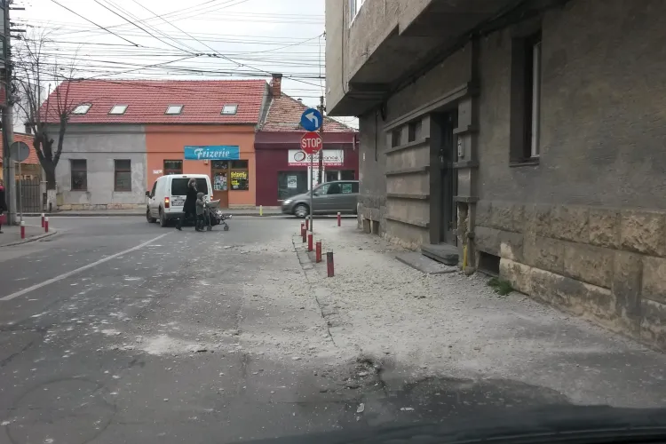 Tencuiala de pe o clădire a căzut pe strada Cloșca pe o mașină - FOTO