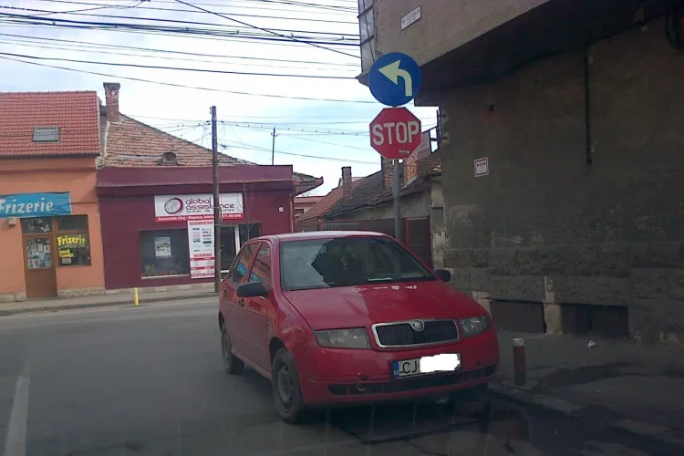 Așa parchează zilnic pe o stradă, dupa ce intra pe sens interzis, sub ”nasul” Poliției Cluj - FOTO