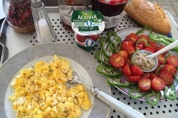 Mihaela Rădulescu se ceartă cu fanii pe Facebook din cauza unui iaurt expirat