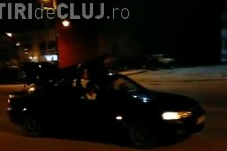 Sunt drogați? Călare pe o mașină prin centrul orașului Turda - VIDEO