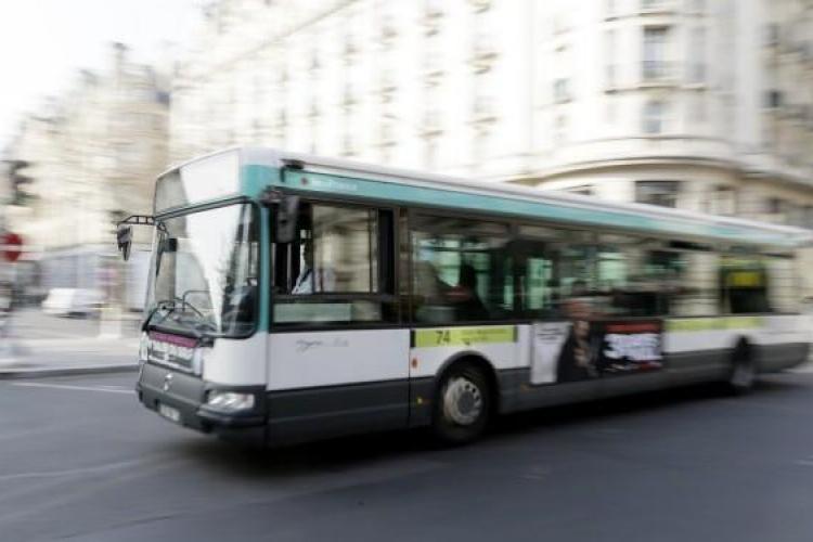 Un etnic rom nu a fost lăsat să urce într-un autobuz din Paris: ”Romanii merg pe jos, sunteti murdari”