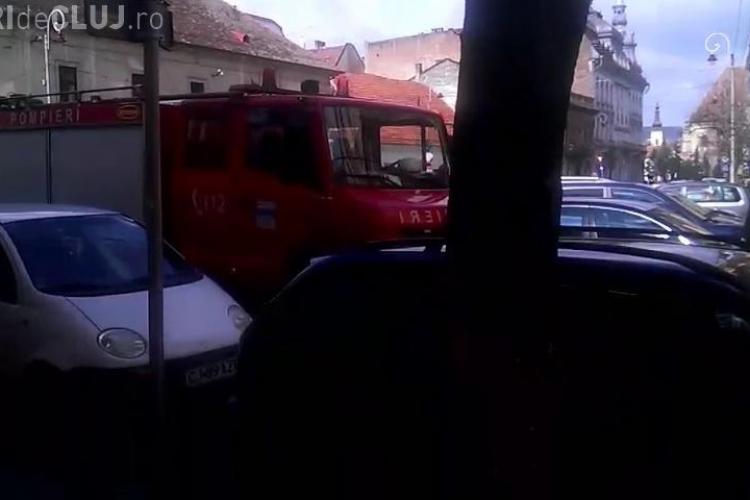 Pompierii n-au putut intra pe strada Universitatii din cauza mașinilor parcate - VIDEO