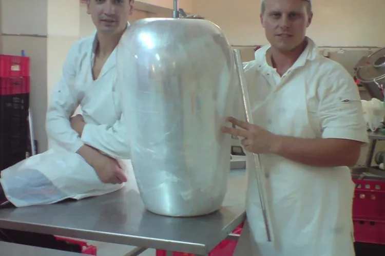 Abatorul Piggy din Cluj vindea carne stricată la toate shaormeriile din Cluj - FOTO