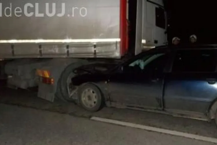 Accident la Dej! Un șofer se grăbea să ajungă la Aeroport, dar a intrat într-un TIR VIDEO
