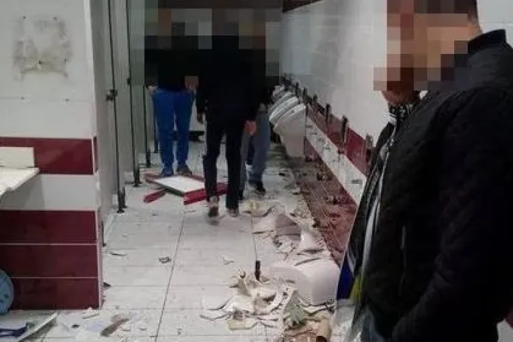 Suporterii U Cluj s-au fotografiat când spărgeau toaleta de la stadionul CFR Cluj - FOTO