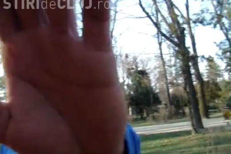 Agresat de Poliția Locală și BGS pentru că și-a pus hamacul în Parc. Diferența dintre Cluj și București - VIDEO