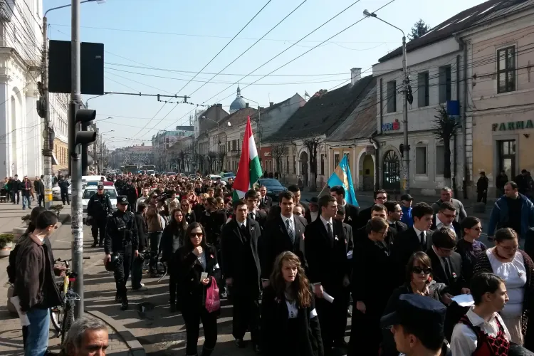 Marș de Ziua Maghiarilor de Pretutindeni la Cluj. Au venit persoane cu steaguri cu Ungaria Mare și Ținutul secuiesc FOTO