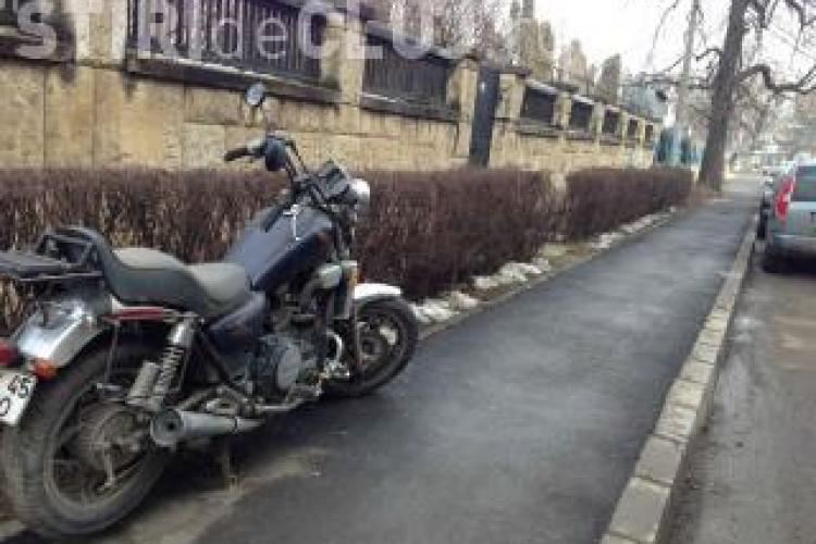 Motociclistul care nu a primit loc în parking a ÎNVINS Primăria Cluj-Napoca. Emil Boc a fost sancționat pentru discriminare