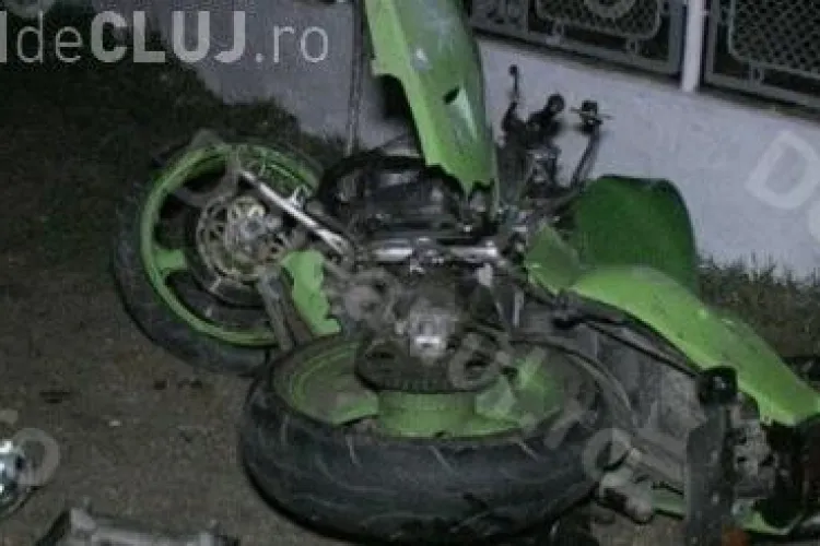 Un clujean a intrat cu motocicleta într-un stâlp din comuna Mica. Nu avea permis și nu purta cască VIDEO