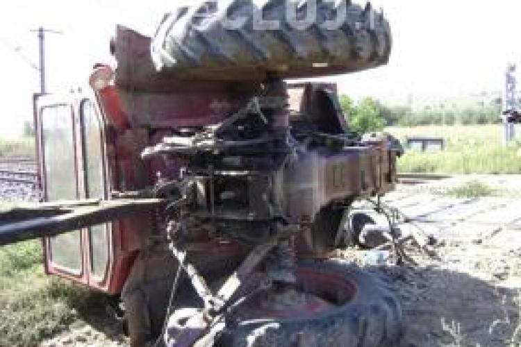 Un clujean a ajuns de urgență la spital după ce s-a răsturnat tractorul peste el