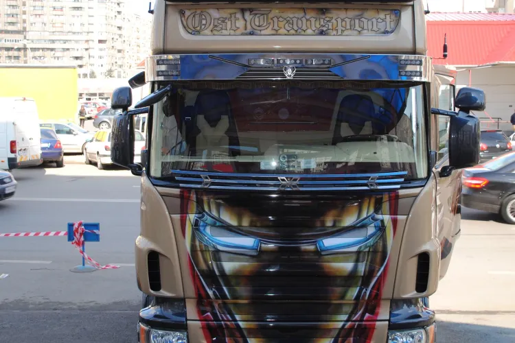 Un TIR tunat și un super BIKE, prezentate la Consiliul Județean Cluj cu ocazia T-Festival 