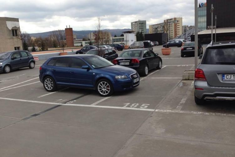Nesimțire totală la Cluj. Un șofer și-a lăsat Audi-ul pe trei locuri de parcare FOTO