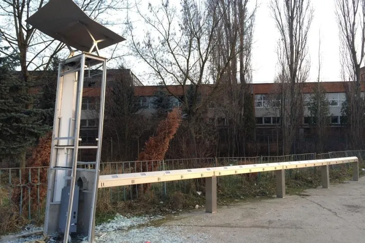 Standul de biciclete de pe Bulevardul Muncii a fost făcut PRAF înainte să fie folosit măcar odată FOTO