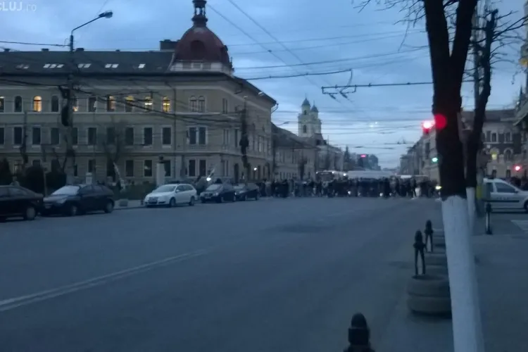 Suporterii U Cluj au blocat traficul în oraș. Marș spre GRUIA - VIDEO