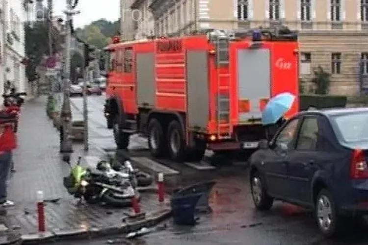 Un motociclist din Alba s-a făcut PRAF în centrul Clujului. A lovit o mașină în Piața Lucian Blaga