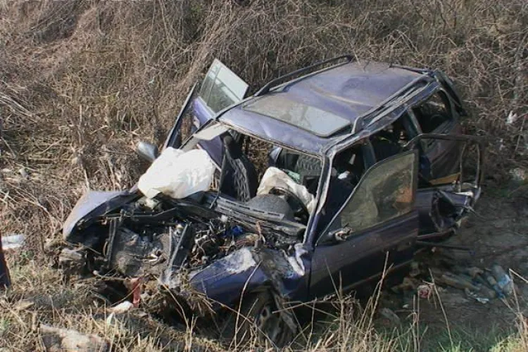 Accident la Iclod! O mașină a zburat într-o râpă. Un tânăr a murit și alți trei sunt răniți - FOTO