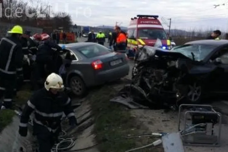 Accident în Dej! O fetiță de 2 luni a murit și 7 persoane sunt rănite. Două AUDI s-au făcut praf - VIDEO
