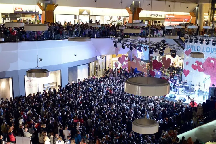 Record mondial de RUJAT la Cluj de 8 Martie. S-au rujat 1.384 de femei și câțiva bărbați simultan -VIDEO