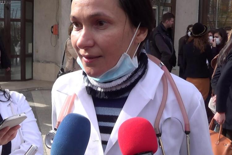 Un medic rezident din Cluj spune CINSTIT că nu rezidenții iau bani de la pacienți - VIDEO