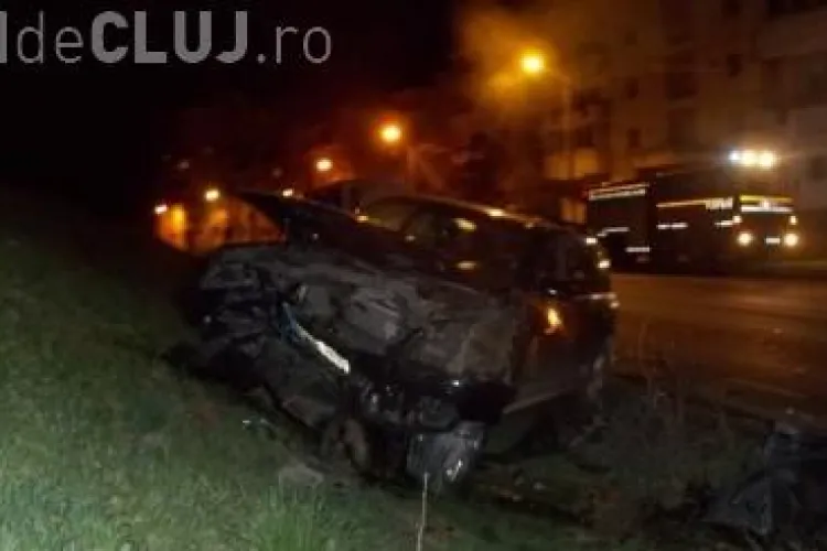 Accident între două automobile de lux la Dej. Un șofer a intrat cu mașina în dig FOTO
