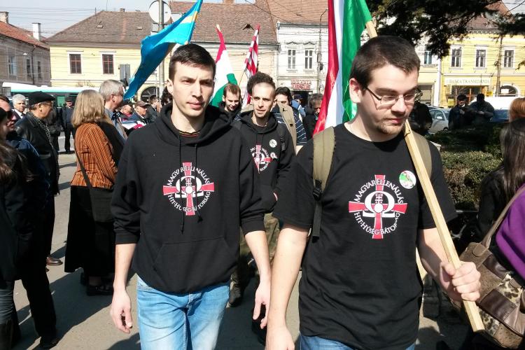 Extremiștii din ”Mișcarea tinerilor din cele 64 de comitate” au venit la manifestările de la Cluj cu steaguri ale Ungariei Mari FOTO