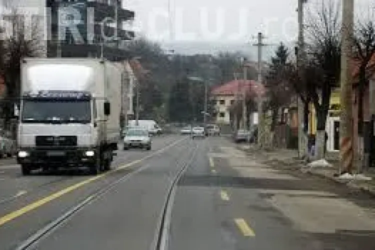 Se vopsesc stâlpii din Cluj-Napoca. Culorile nu vor fi din vremea lui FUNAR