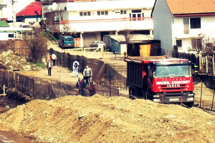 Muncitorii circulă cu utilajele pe aleea pietonală în spate la Iulius Mall: Nu le pasă de siguranța pietonilor FOTO