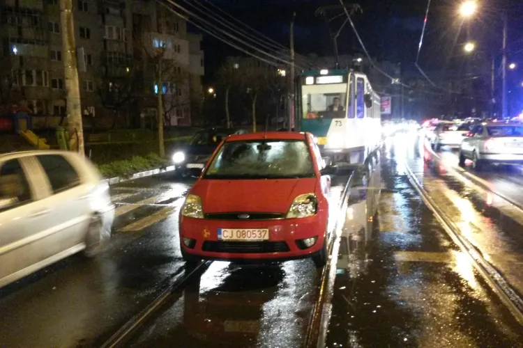 Accident pe strada Plopilor, din Mănăștur! Un bărbat a fost lovit pe trecerea de pietoni - FOTO