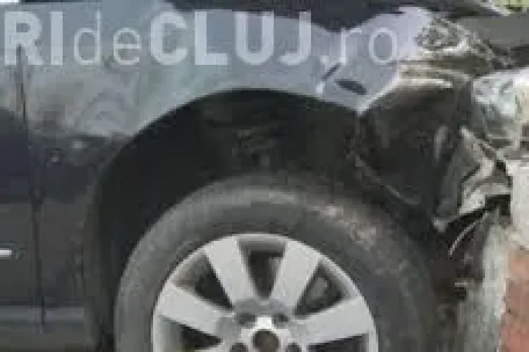 Un clujean a intrat cu mașina într-o casă din cauza vitezei. Două persoane au fost rănite