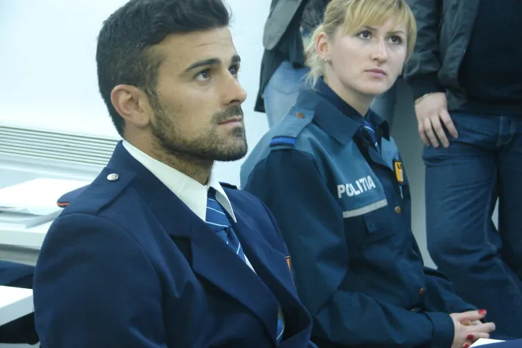 Cadu e prezentabil în uniforma de polițist - FOTO