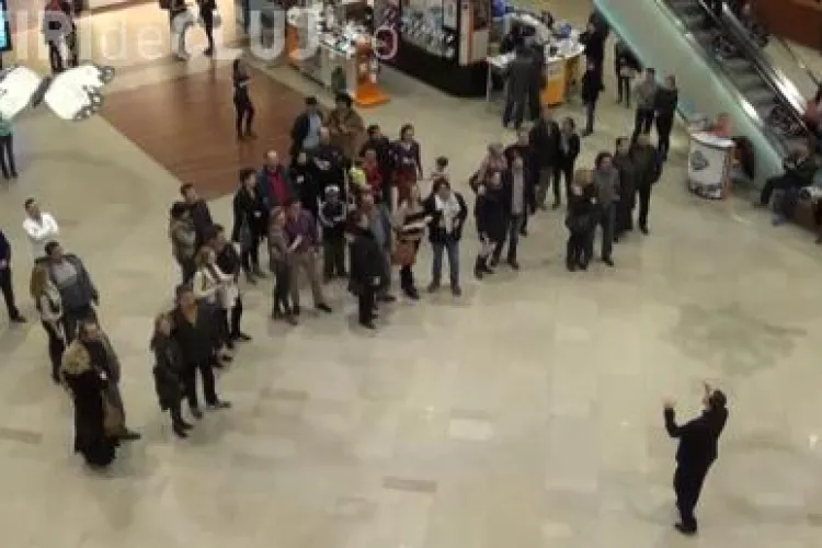 Flashmob la Iulius Mall Cluj! Artiștii de la Opera Maghiară au ÎNCÂNTAT - VIDEO