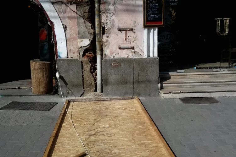 Janis Pub se ”dezmembrează”. Unei clujence i-a căzut în CAP panoul publicitar din Piața Unirii - FOTO