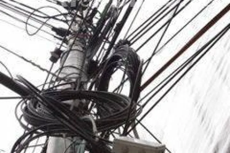 Un clujean a fost prins la furat de cablu telefonic în centrul Clujului