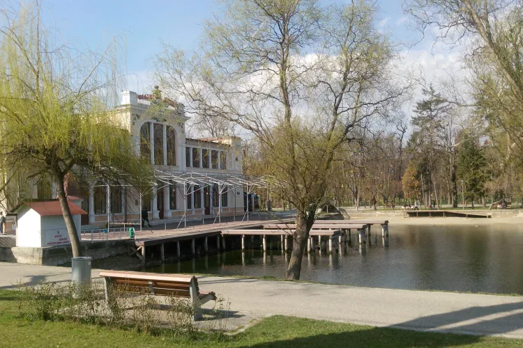 Vremea e BUNĂ. dar ne lipsește știința de a face și bani. Exemplu: Lacul Chios - FOTO
