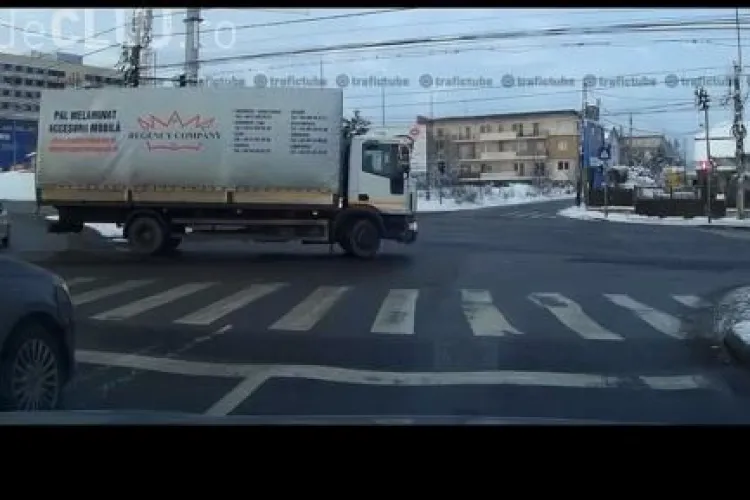 Nesimțire în traficul clujean: Bicicliști pe contrasens, treceri pe roșu și întoarceri în intersecție VIDEO