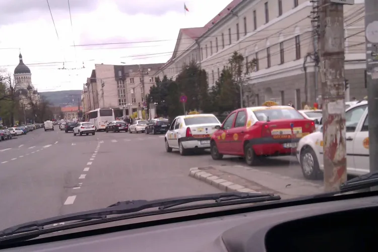 Taximetriștii din Piața Cipariu încurcă traficul, dar Poliția nu face nimic FOTO